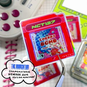 nct 127 Game Boy Cherry Bomb Vinyl Aufkleber | Gameboy Aufkleber | Kpop Songs nctzen Aufkleber deko