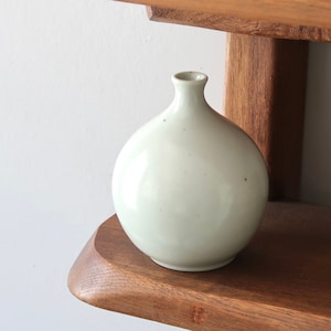 Celadon-Porzellanvase signiert A. Monique A.T, 70er Jahre / Ruelland-Stil, Soliflore, Ikebana, Vintage