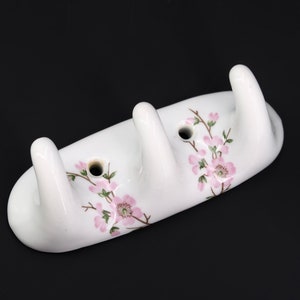 Porte serviettes en porcelaine de Paris, décor floral, années 60 / blanc rose, salle de bain, fleurs de cerisier