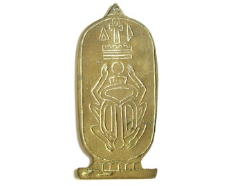 Plaque Egyptienne en laiton:  amulette murale décorée d'un scarabée et d'un pharaon, années 70 / Egypte, talisman, porte bonheur
