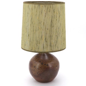 French stoneware ceramic potter table lamp, green lampshade, 1970s, vintage / brown, boho chic, folk, bohemian, rustic, farmhouse, cottage