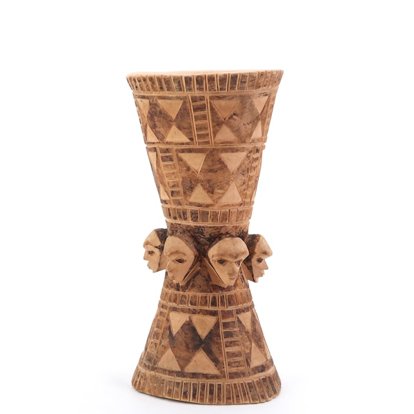 Vase Africain sculpté en bois avec têtes et formes géométriques, années 70 / vintage, boheme chic, Afrique, sculpture, diabolo