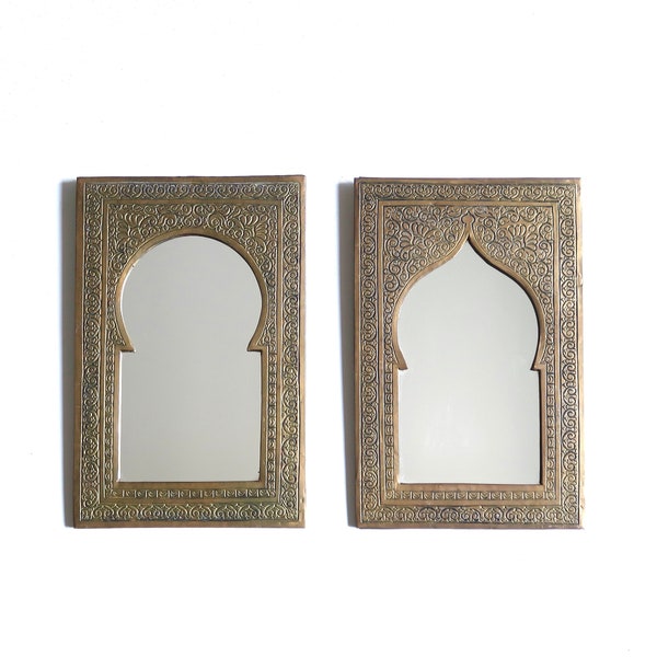 Paire de miroirs Marocains rectangulaires en laiton évoquant des portes, années 70 / vintage, boheme chic, folk, maroc, ethnique