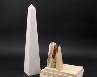 Großer Obelisk aus weißem Marmor, 70er Jahre / Stein, Skulptur, geometrische Pyramidenformen