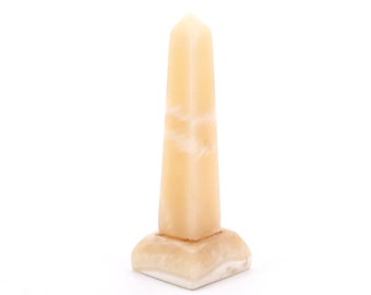 Alabaster-Obelisk, Skulptur oder Briefbeschwerer, 70er/Vintage-Glücksbringer, Energie, geometrische Form, geschnitzter Stein