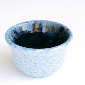 Cubierta de la olla de cerámica ACCOLAY, interior negro azul pálido, 60s / vintage, francia, pastel, claro