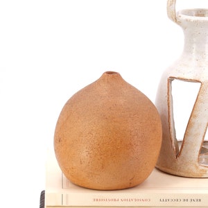 Kugelvase aus Schamotte-Sandstein signiert, 70er Jahre / Keramik, Erde, Keramik, Vase, Soliflore, Ikebana, Wabi Sabi, braun, Sand