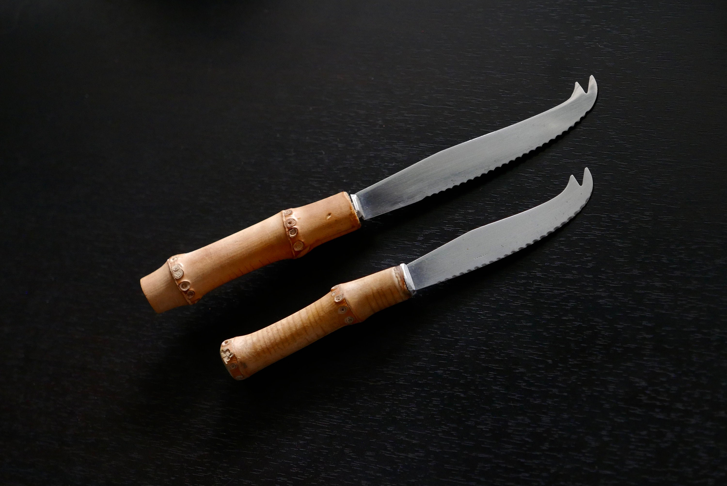 Set 2 Couteaux à Fromage avec Manche en Bambou, Années 60 Vintage/Couverts Ustensile Tiki Bohème Chi