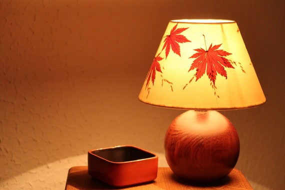 Lampe " boule " en bois foncé, abat jour avec feuilles d'Erable, années 70 / automne, rouge, herbier, boheme chic, campagne
