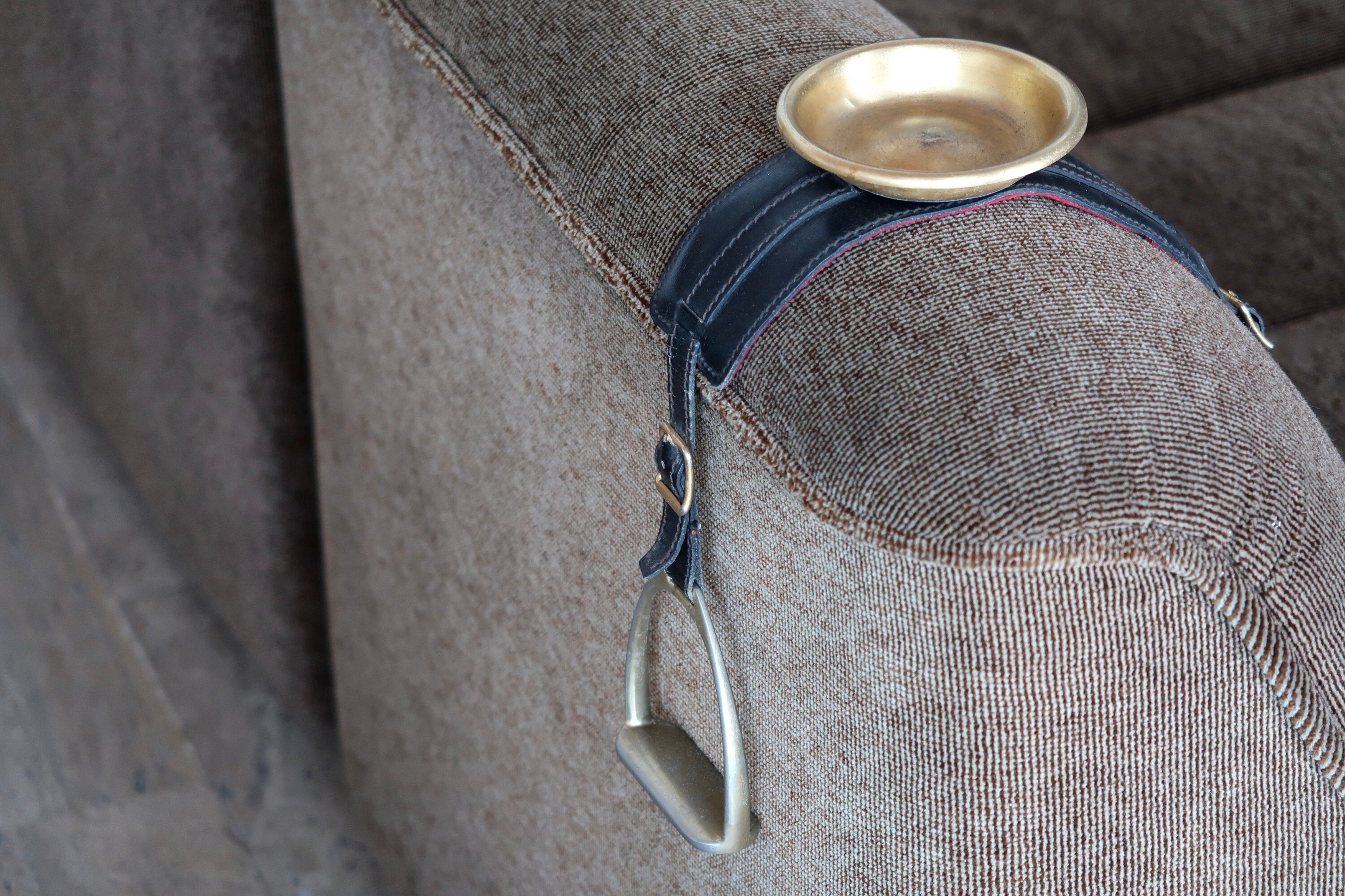 Cendrier d'accoudoir en Cuir avec Étriers, Années 50/Modernisme, Jacques Adnet