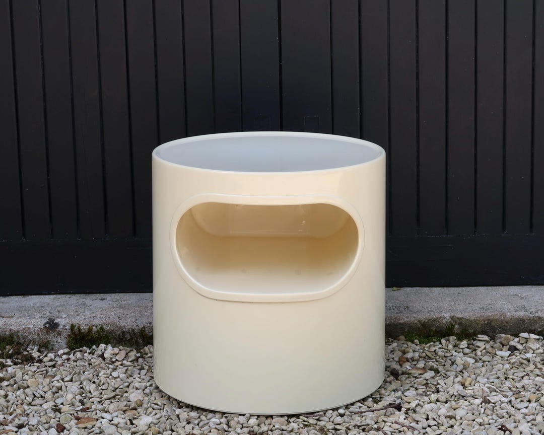 Plastic Giano Giano Vano End Table De Emma Gismondi Schweinberger