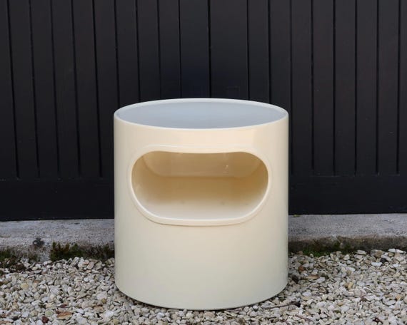 Plastic Giano Giano Vano End Table De Emma Gismondi Schweinberger
