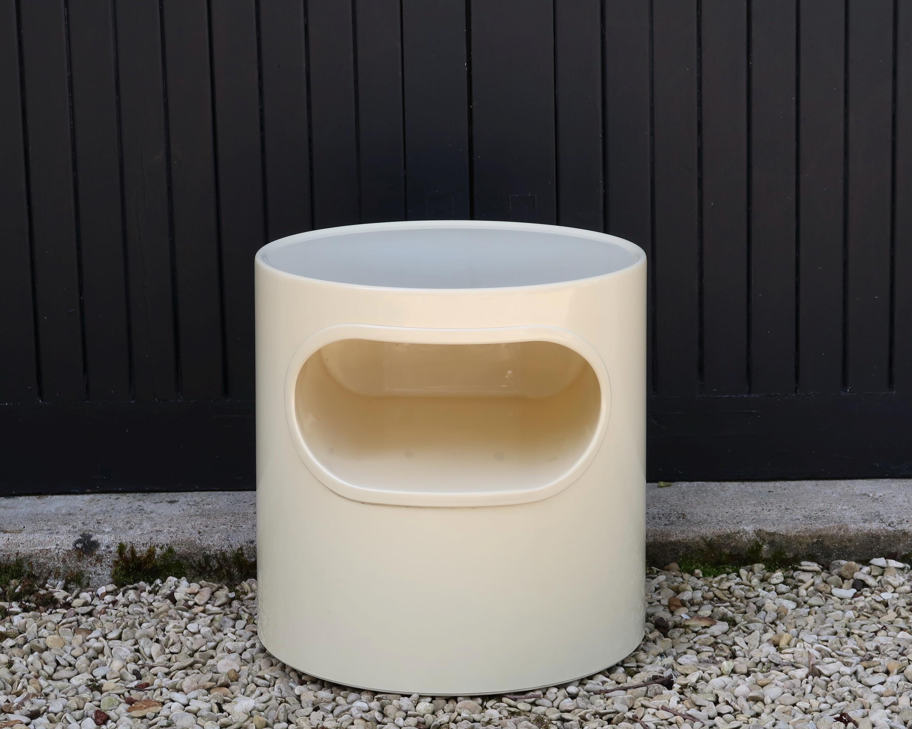 Plastic Giano Giano Vano End Table De Emma Gismondi Schweinberger