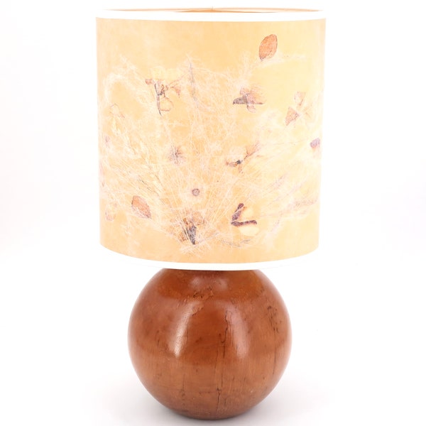 Lampe boule en bois blond, abat jour avec fleurs séchées, années 70 / boheme chic, campagne, herbier, folk