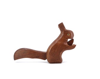 Nussknacker aus Holz in Form eines Eichhörnchens, 1950er Jahre / Tier, Wald, Landschaft