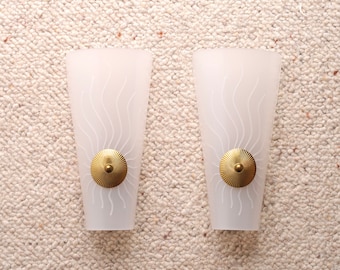 Pair of French modernist sconces, white and brass, stylized sun decor, 1950s / mid century modern light lamp lighting atomic costa riviera