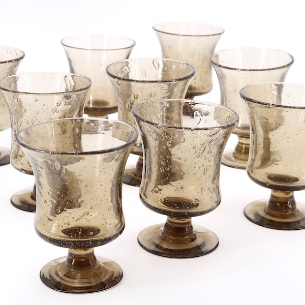 Verres à pieds de Biot, verre bullé marron, années 70 / vintage, eau