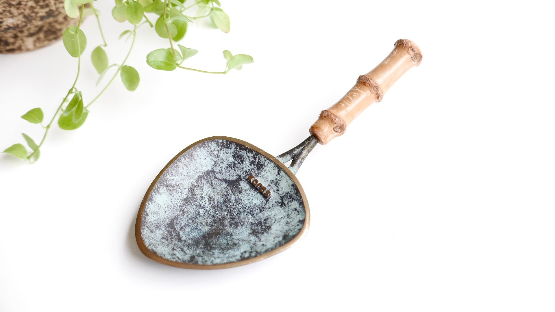 Coupelle en Bronze Kores avec Manche Bambou