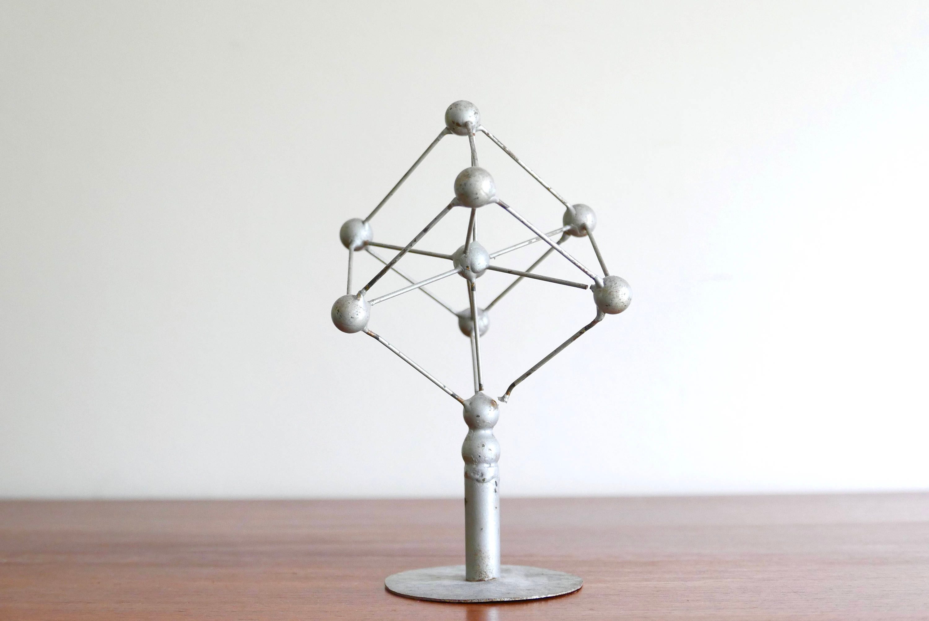 ブリュッセル万博 58 の旧アトミウム、職人による彫刻 - 黒大理石の