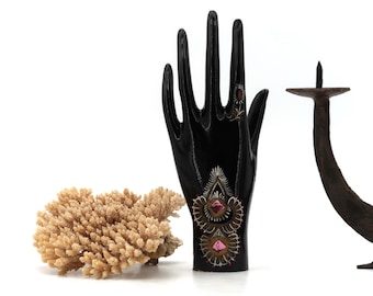 Porta anillos pintado a mano en negro, decoración floral y pedrería, firmado Izamayn, años 70 / Vintage, expositor, escultura, folk, decoración del hogar