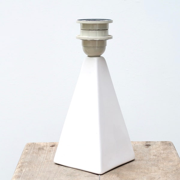 Lampe pyramide blanche en porcelaine de Bruxelles, S.a Manufactures, années 80 / 1980 vintage pure minimaliste, formes géométriques