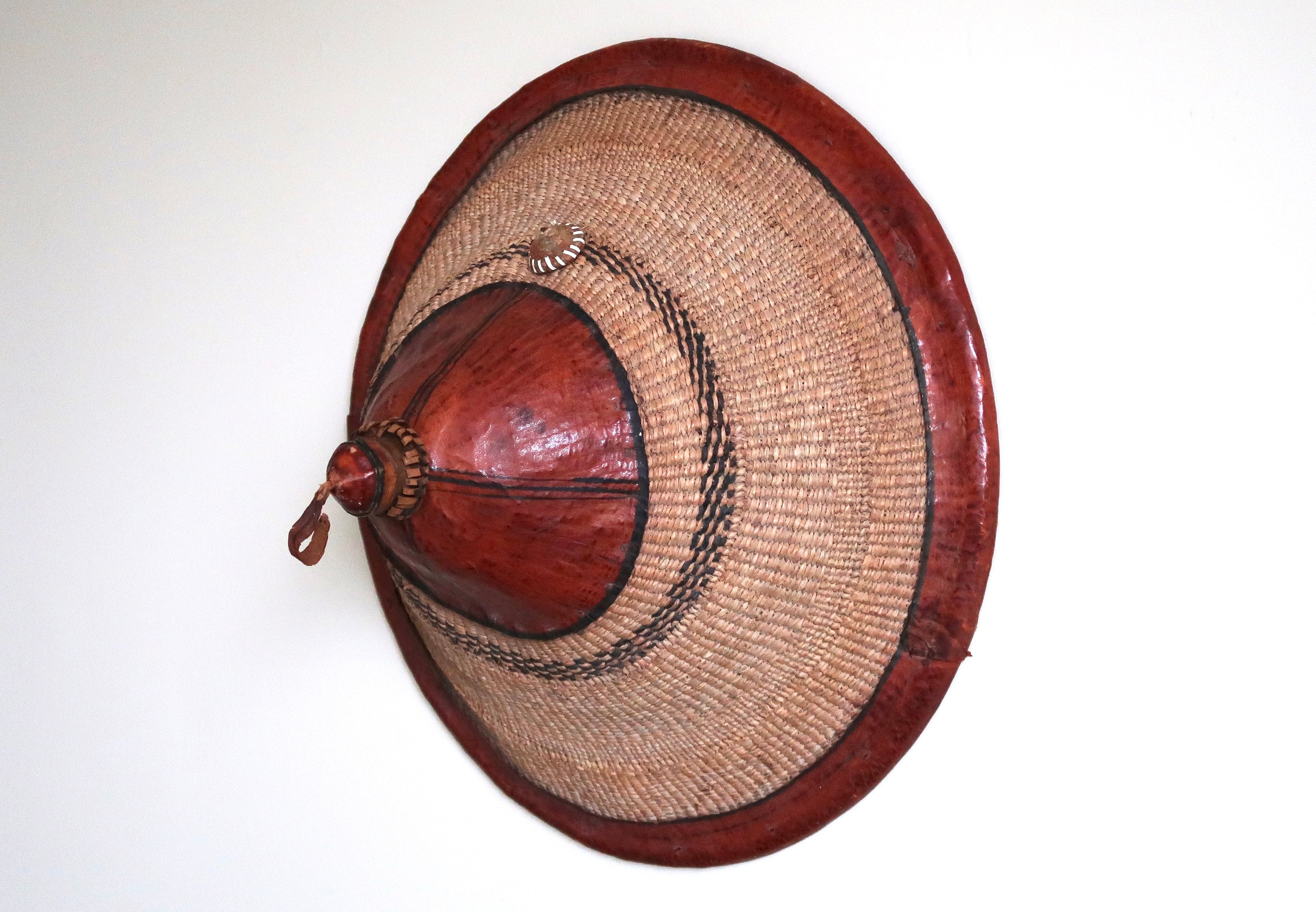 Ancien Chapeau Ethnique Tressé Décoré de Cuir, Décoration Murale, Années 70/Decor Mural, Afrique, Ma