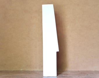 Rzeźba architektoniczna wykonana z białej, szkliwionej ceramiki autorstwa Frédérica Bourdieca / biała, minimalistyczna, minimalistyczna, architektoniczna, geometryczna