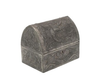 Caja de peltre repujado Art Nouveau, estilo Alfred Daguet, hacia 1900 | Caja antigua de madera, decorada con pájaros y follaje, estilo Art Déco.