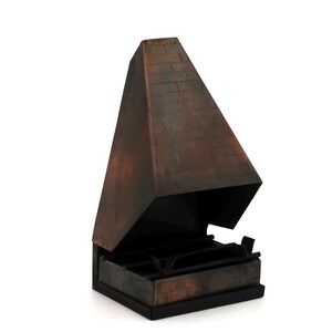 Peut inclure: Une boîte décorative en forme de pyramide avec un couvercle articulé. La boîte est faite d'un matériau couleur cuivre avec une texture de type brique. L'intérieur est noir et la base est rectangulaire.