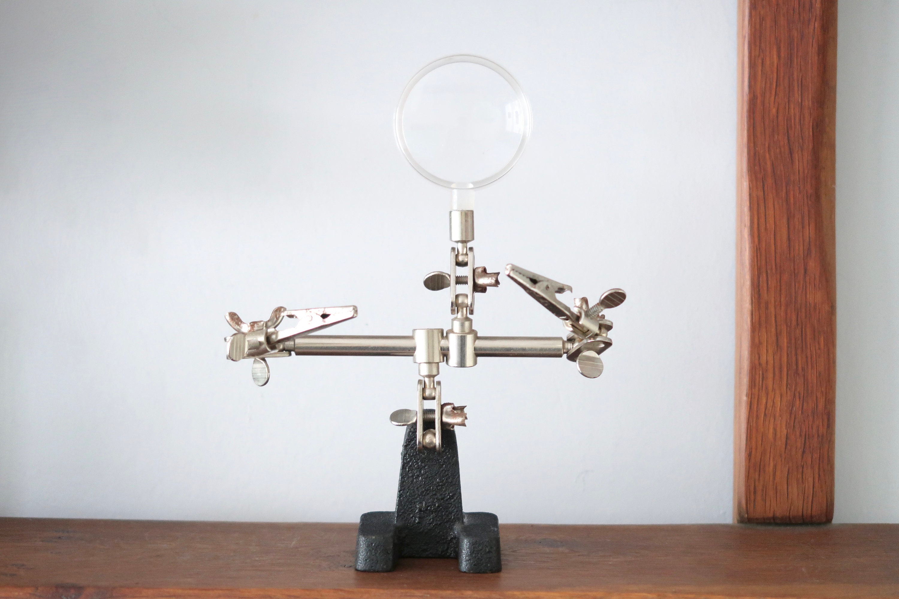 Loupe sur Pied, Bras Articulés avec Pinces, Années 50/Cabinet de Curiosités, Sciences, Chimie, Vinta