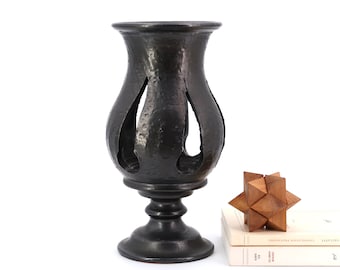 Duży, czarny ceramiczny świecznik-latarnia autorstwa Jeana Marais, Vallauris, lata 60. XX wieku