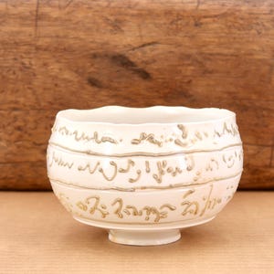 Kunstschale aus Porzellan mit abstraktem Dekor von Isabelle Daucourt / Keramik, Schale, Saint Amand en Puisaye, Weißgold
