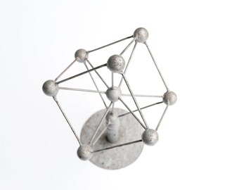 ブリュッセル万博 58 の旧アトミウム、職人による彫刻 - 黒大理石の