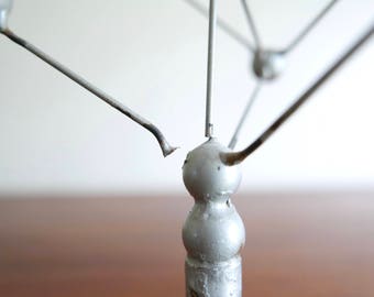 ブリュッセル万博 58 の旧アトミウム、職人による彫刻 - 黒大理石の