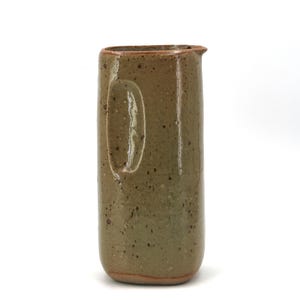 Peut inclure: Un pichet en céramique cylindrique et haut, doté d'un vernis moucheté vert olive terne. Le récipient présente une finition lisse et brillante, un petit bec verseur intégré au bord et une poignée verticale moulée dans la paroi latérale.