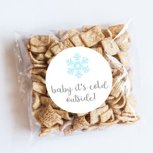 Blauwe baby het is koud buiten, sneeuwvloksticker, winterstickers, winterverjaardag, eerste verjaardag, babyshower, decemberverjaardag, jongensdouche