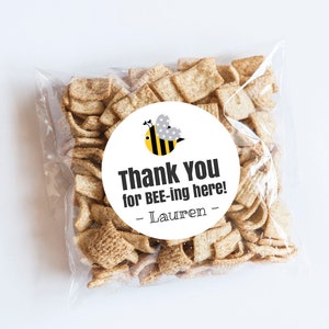 Bee-ing Aquí Pegatinas, Género Reveal, Bumble Abeja, Baby Shower, Etiquetas, Etiquetas de Miel Jarra, Etiquetas de Abeja, Sellos de Sobre, Favores de Abejas, Etiquetas de Abejas