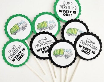 Può includere: Topper per cupcake verdi e neri con un design di camion della spazzatura e il testo "Dump Everything Wyatt is One!"