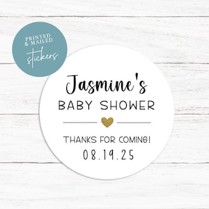 Puede incluir: Pegatina redonda blanca con texto negro que dice "Baby Shower de Jasmine" con un coraz&oacute;n de purpurina dorada y la fecha "08.19.25" debajo. El texto "&iexcl;Gracias por venir!" tambi&eacute;n est&aacute; incluido.
