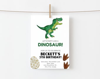 Puede incluir: Una invitación de fiesta de cumpleaños blanca con un dinosaurio verde sonriente. La invitación dice "Let's party like a dinosaur! Join us to celebrate Beckett's 5th birthday!" con detalles de la fiesta, incluyendo la fecha, la hora y la ubicación.