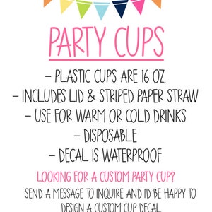Puede incluir: Un cartel rosa y blanco con el texto "PARTY CUPS" en rosa. El cartel enumera detalles sobre las tazas, incluyendo que son tazas de pl&aacute;stico de 16 oz con tapas y pajitas de papel rayadas. El cartel tambi&eacute;n indica que las tazas son desechables y que la calcoman&iacute;a es impermeable. El cartel termina con el texto "LOOKING FOR A CUSTOM PARTY CUP? SEND A MESSAGE TO INQUIRE AND I'D BE HAPPY TO DESIGN A CUSTOM CUP DECAL. THE PARTY PENGUIN"