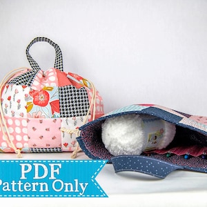 Puede incluir: Dos bolsas de tela de patchwork, una con cierre de cordón y asa, la otra con asa y parte superior abierta, ambas con un diseño de patchwork en telas rosa, azul y blanca. El texto "PDF Pattern Only" se muestra en una cinta azul.