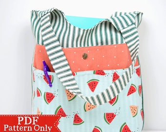 Puede incluir: Un patrón PDF para una bolsa de mano con temática de sandía con correas a rayas verdes y blancas. La bolsa tiene un bolsillo en la parte delantera y un estampado de sandía en la parte inferior.