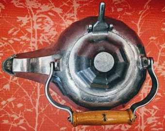 Beecher stovetop cast aluminum humidifier kettle //dutch oven // wood handle // pioneer cookware // 19th century // tea coffee ambient heat