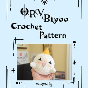 Pode incluir: Um documento de padrão de crochê intitulado ORV Biyoo Crochet Pattern Designed By Jianghu Creations, apresentando uma criatura de pelúcia branca, redonda, semelhante a um pássaro com uma crista triangular amarela, olhos pretos e bochechas rosas.