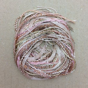Småbitar, Hudton, Handfärgade broderitrådar, Kreativt broderi