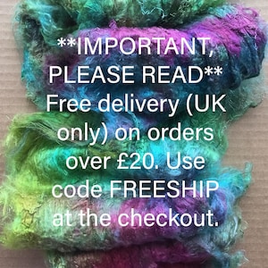 Puede incluir: Primer plano de un hilo texturizado y colorido con el texto "**IMPORTANTE, POR FAVOR LEA** Entrega gratuita (solo Reino Unido) en pedidos superiores a &pound;20. Use el c&oacute;digo FREESHIP en la caja."