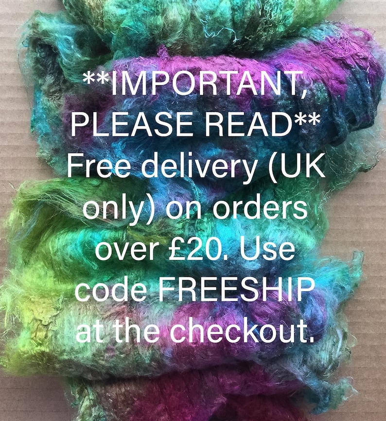 Puede incluir: Primer plano de un hilo texturizado y colorido con el texto "**IMPORTANTE, POR FAVOR LEA** Entrega gratuita (solo Reino Unido) en pedidos superiores a &pound;20. Use el c&oacute;digo FREESHIP en la caja."