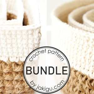Può includere: Un set di tre cesti in crochet con base in juta naturale e parte superiore in crochet bianco. I cesti sono impilati uno sopra l'altro. L'immagine include il testo "crochet pattern BUNDLE by jakigu.com".