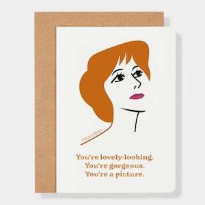 ¡Próximamente! Tarjeta de felicitación con cita de Edna O'Brien